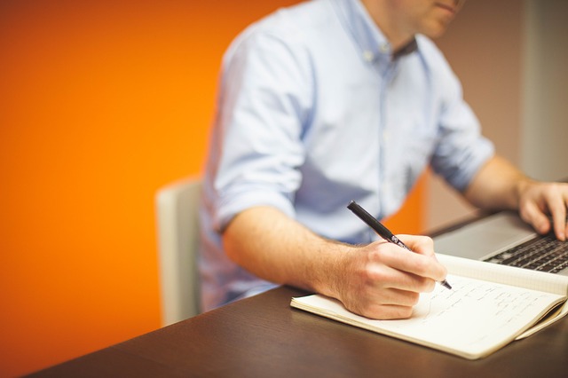 Homme qui travail a son bureau